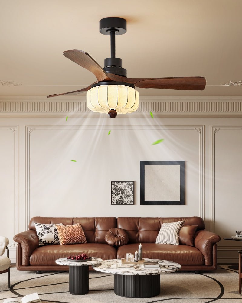 Primo piano del paralume in tessuto del ventilatore da soffitto vintage Svelk con luce