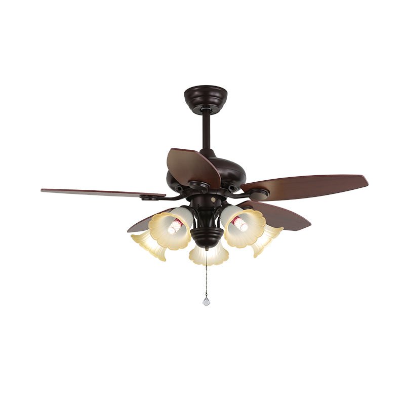 Ventilatore da soffitto con luce Solara installato a soffitto