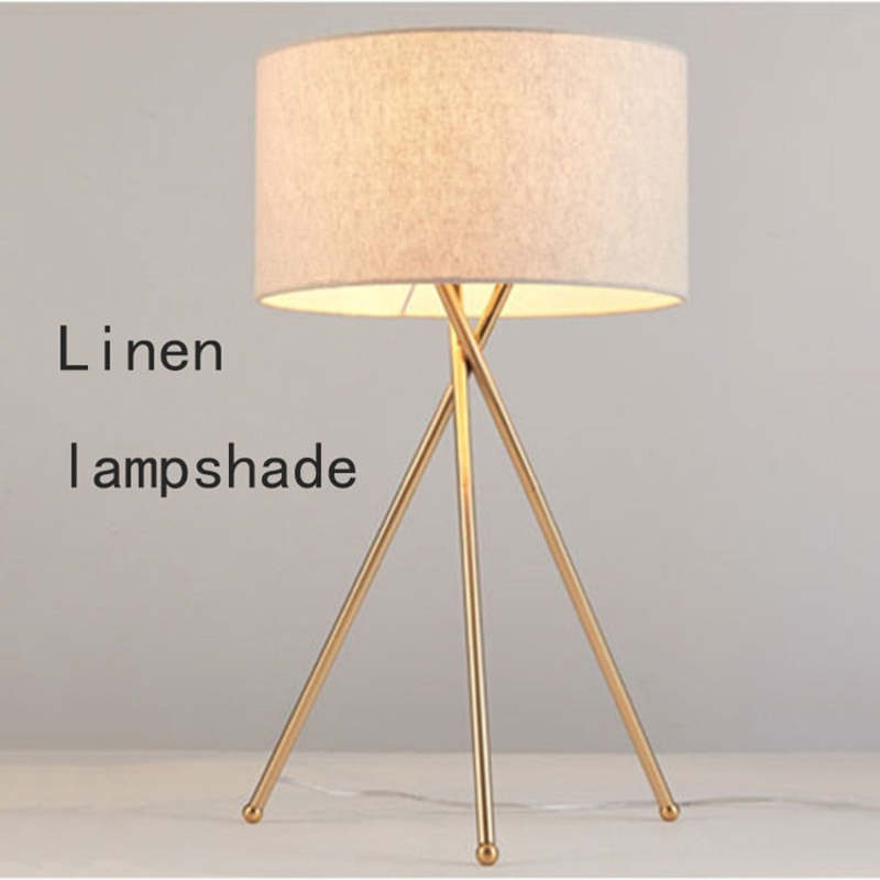 Baines Moderna LED Lampada da Terra Tessuto Bianco Treppiede Sala da Pranzo/Soggiorno/Camera da Letto