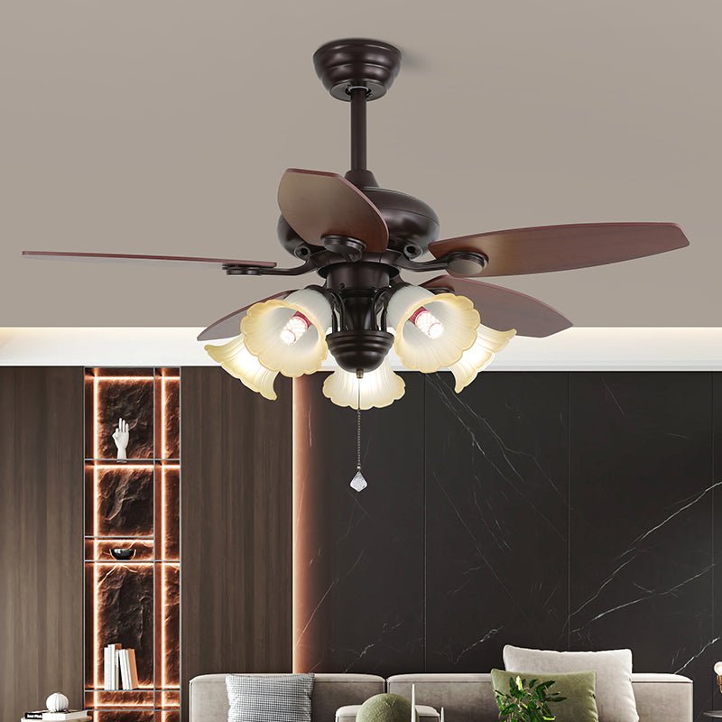 Dettaglio della finitura in legno di noce sul ventilatore da soffitto Solara