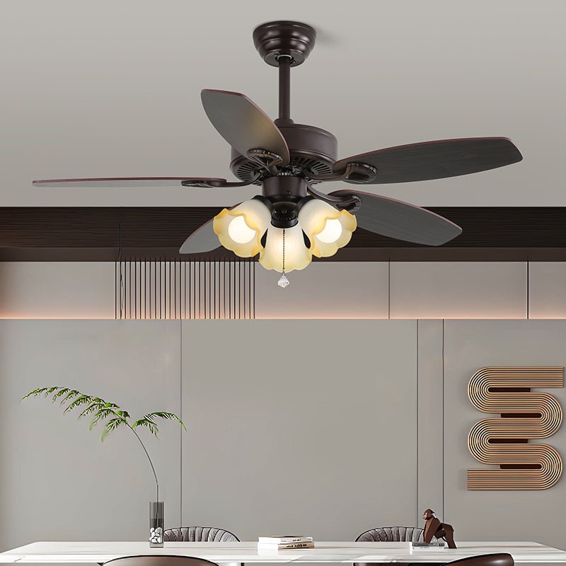 Primo piano del diffusore in vetro sul ventilatore da soffitto con luce Solara
