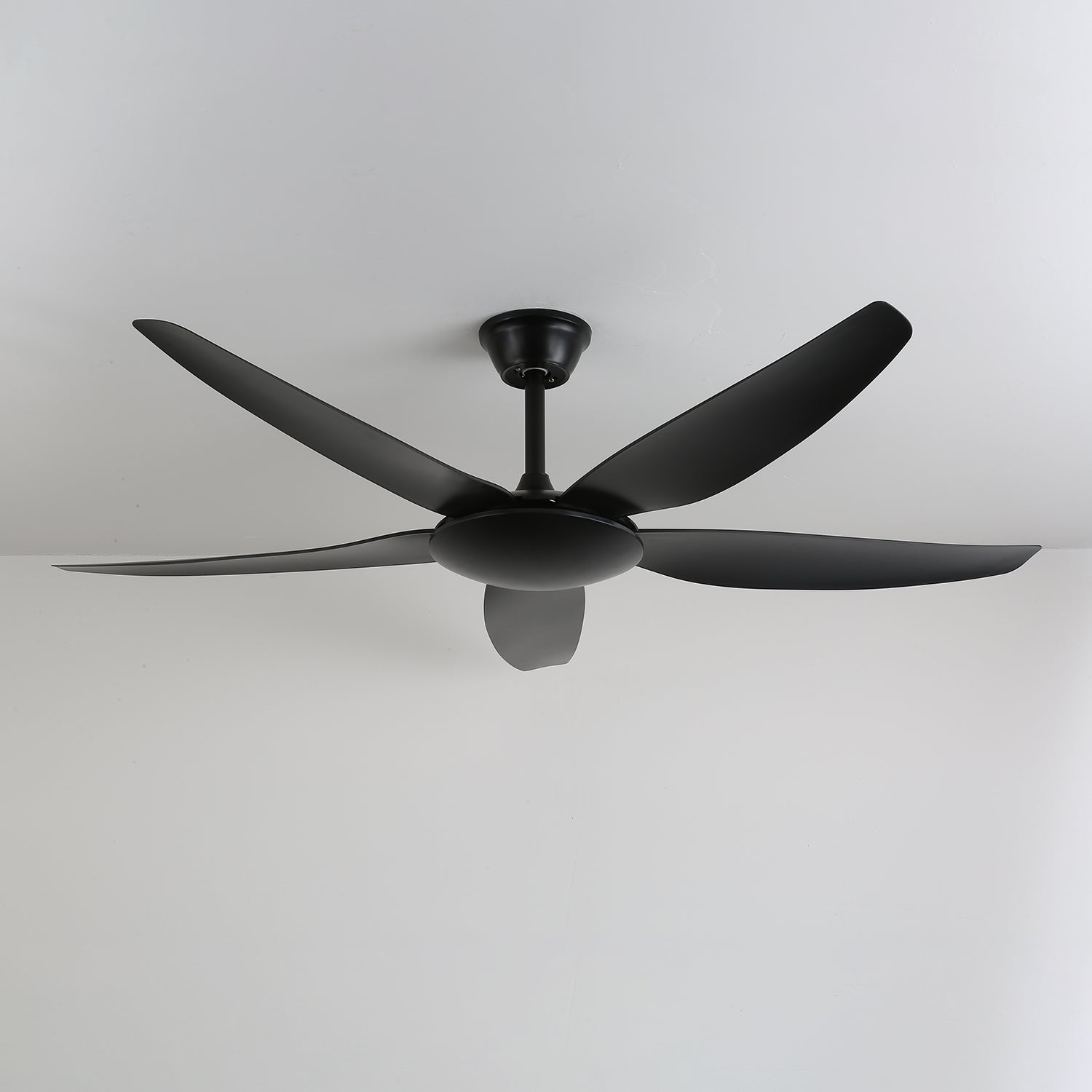 Ventilatore da soffitto minimalista nero Onyxa, vista angolata