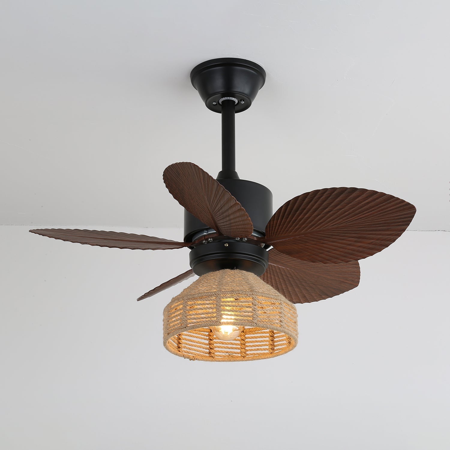Immagine lifestyle del ventilatore Rivora che illumina uno spazio interno