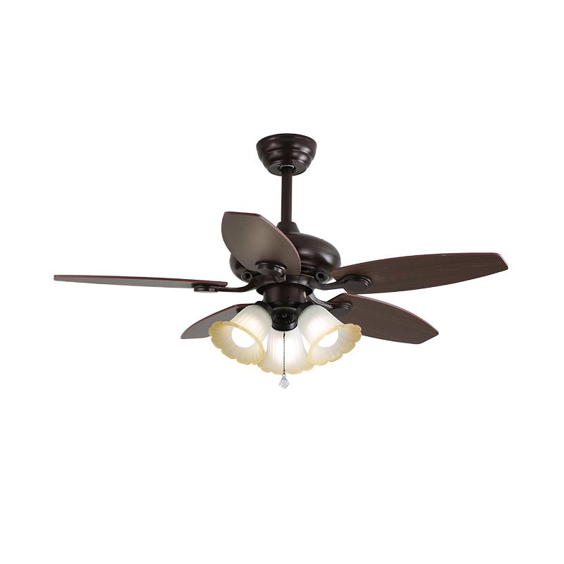 Ventilatore da soffitto con luce Solara che evidenzia la sua doppia funzione
