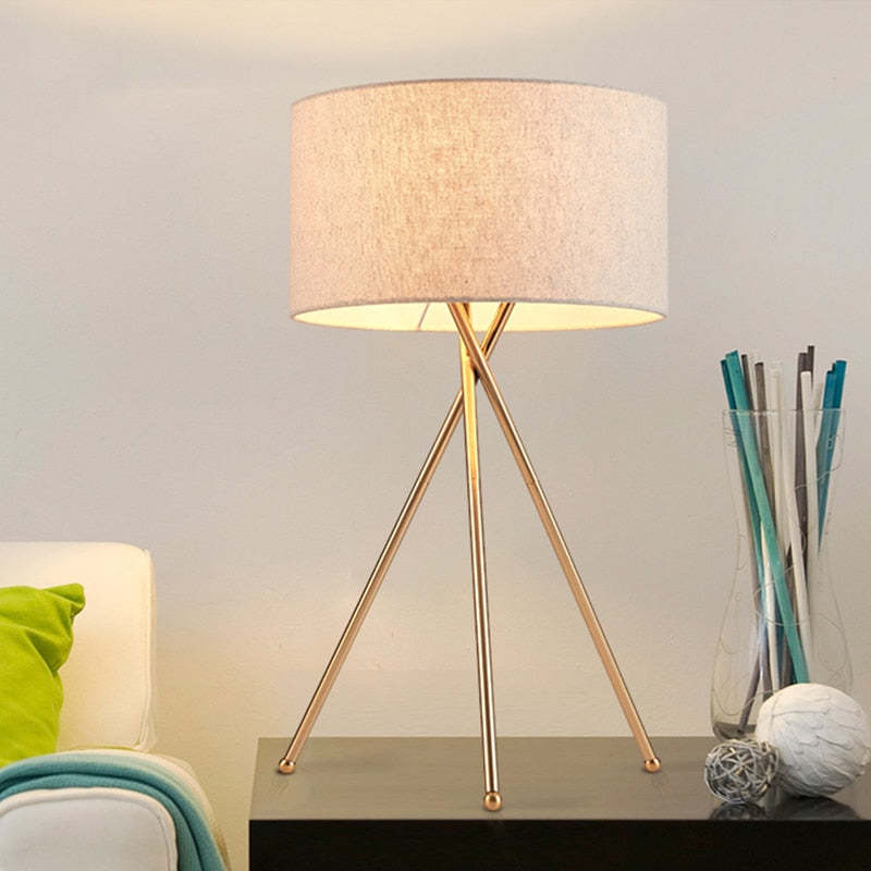 Baines Moderna LED Lampada da Terra Tessuto Bianco Treppiede Sala da Pranzo/Soggiorno/Camera da Letto