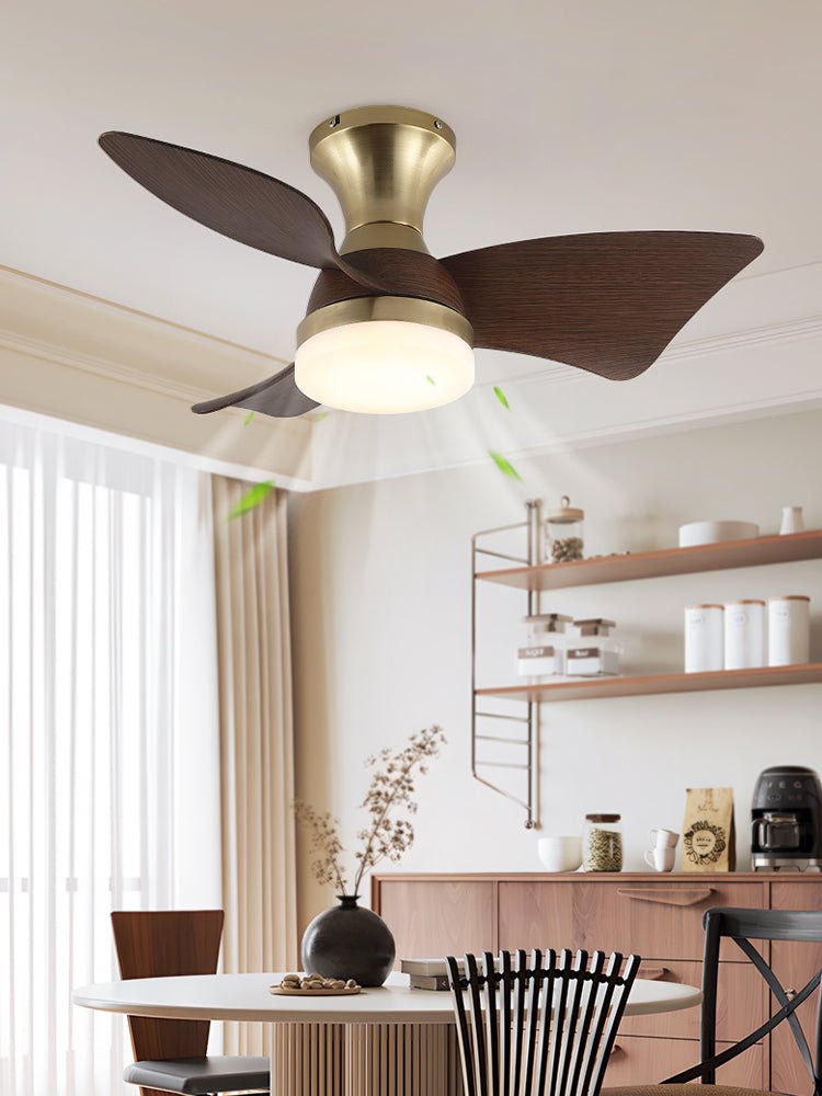 Ventilatore da soffitto Aureon con luce che mostra la sua struttura in metallo e le pale in ABS