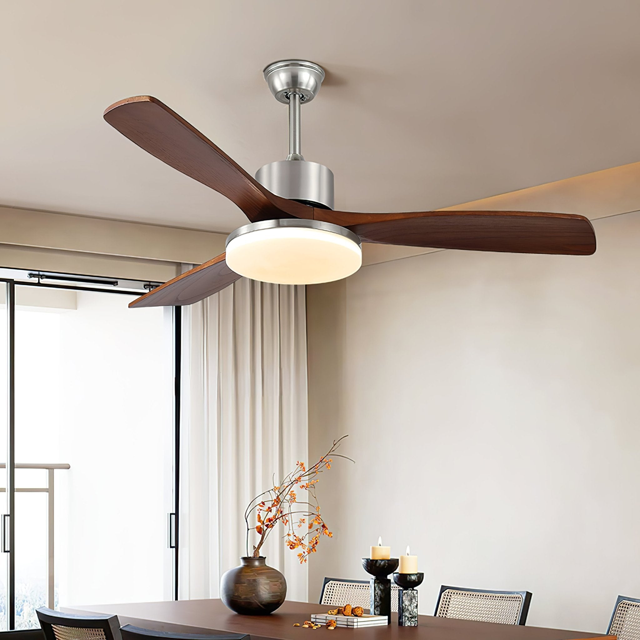 Primo piano della finitura in legno di noce sulle pale del ventilatore da soffitto
