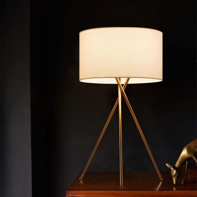 Baines Moderna LED Lampada da Terra Tessuto Bianco Treppiede Sala da Pranzo/Soggiorno/Camera da Letto