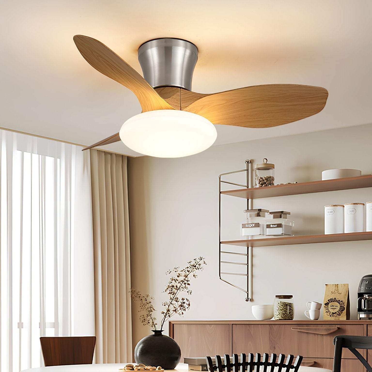 Ventilatore da Soffitto Velora Moderno in Legno con Luce, installato in un soggiorno