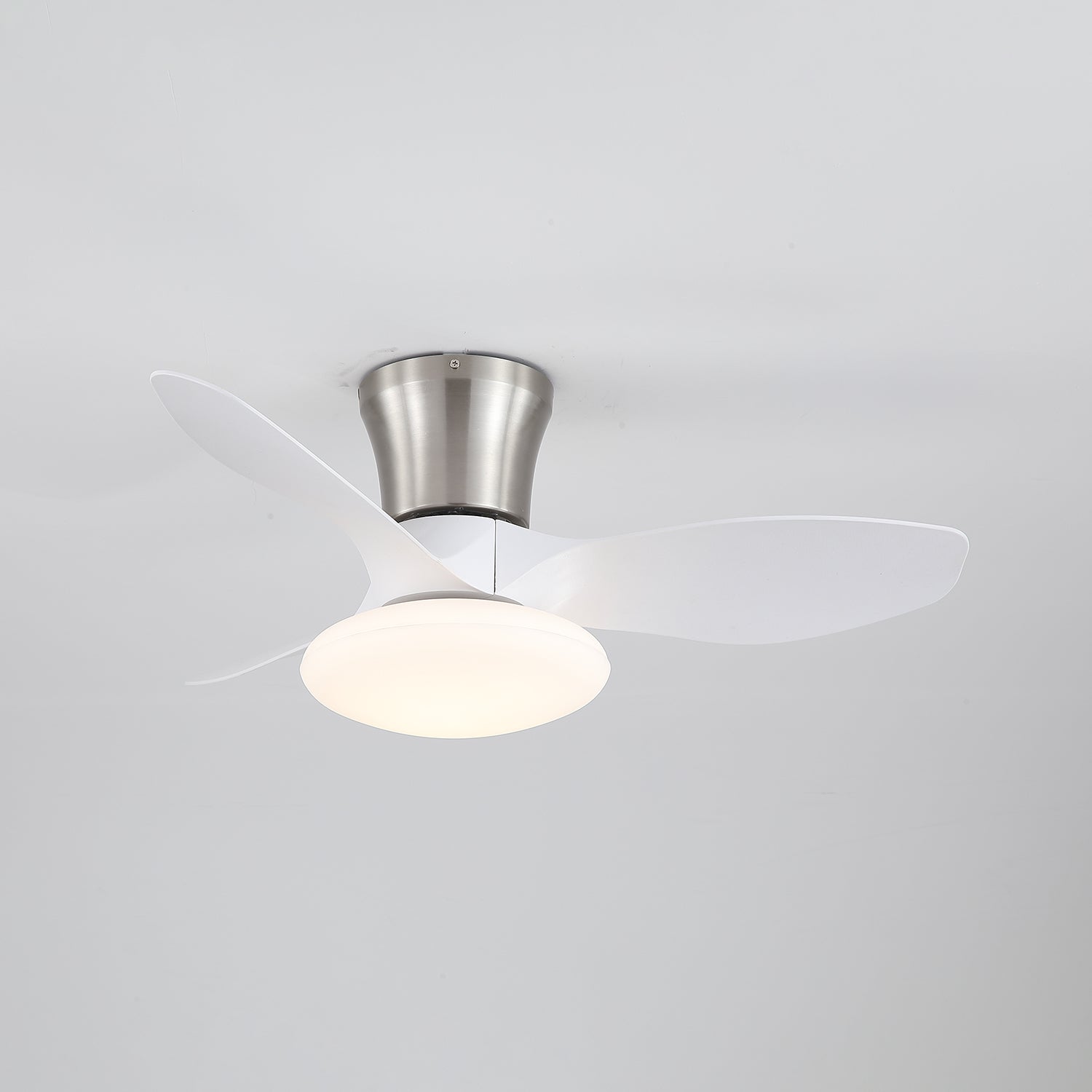 Ventilatore da Soffitto Velora Moderno in Legno con Luce, primo piano del motore in rame puro