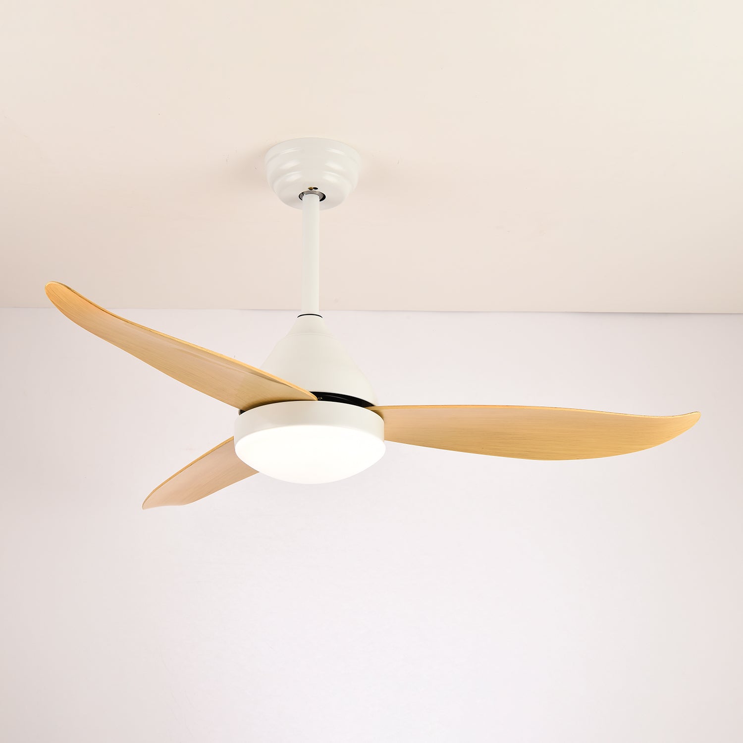 Ventilatore da soffitto con luce, che mostra la finitura in legno e il paralume in acrilico.
