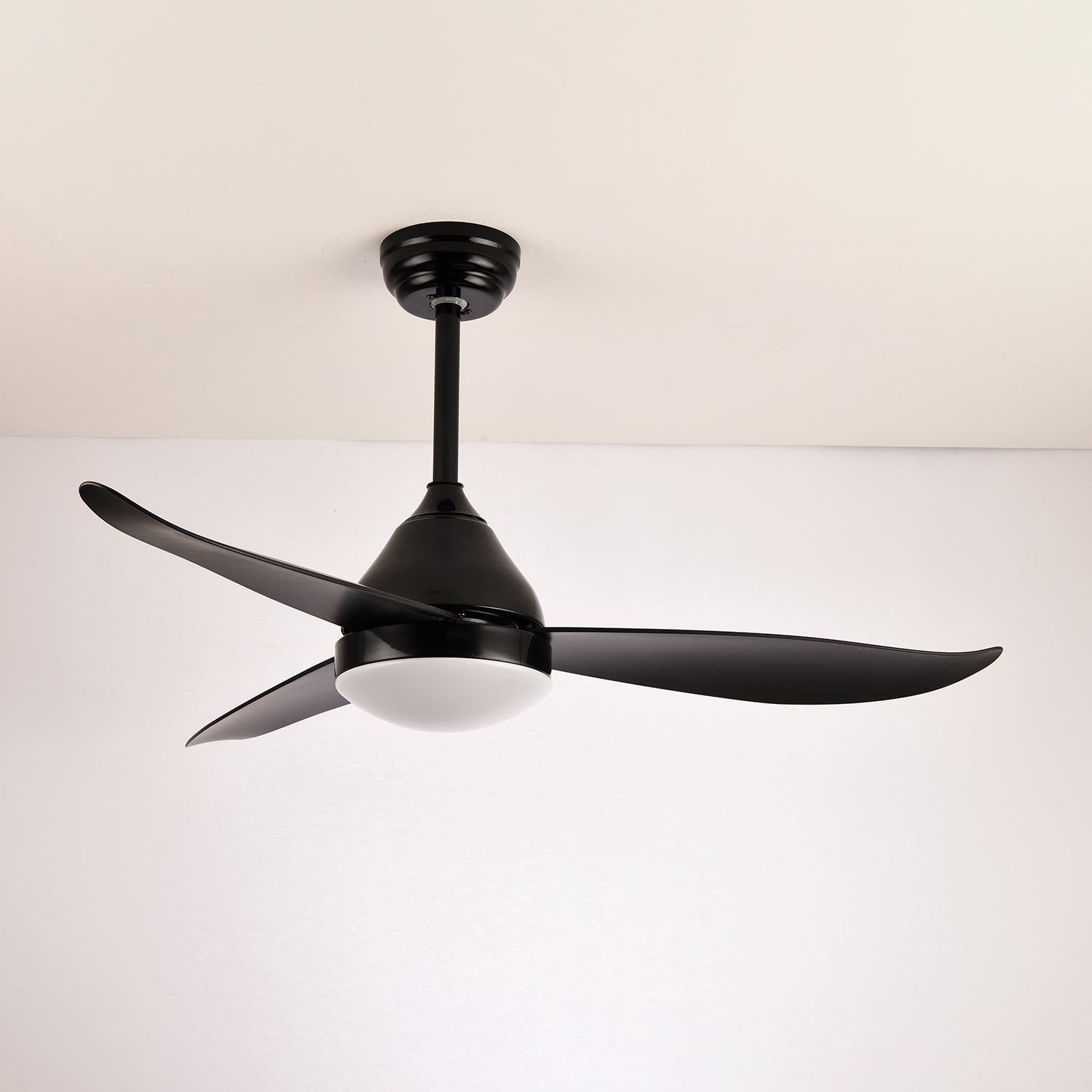 Ventilatore da soffitto moderno in legno, che evidenzia l'opzione di finitura del corpo nera.