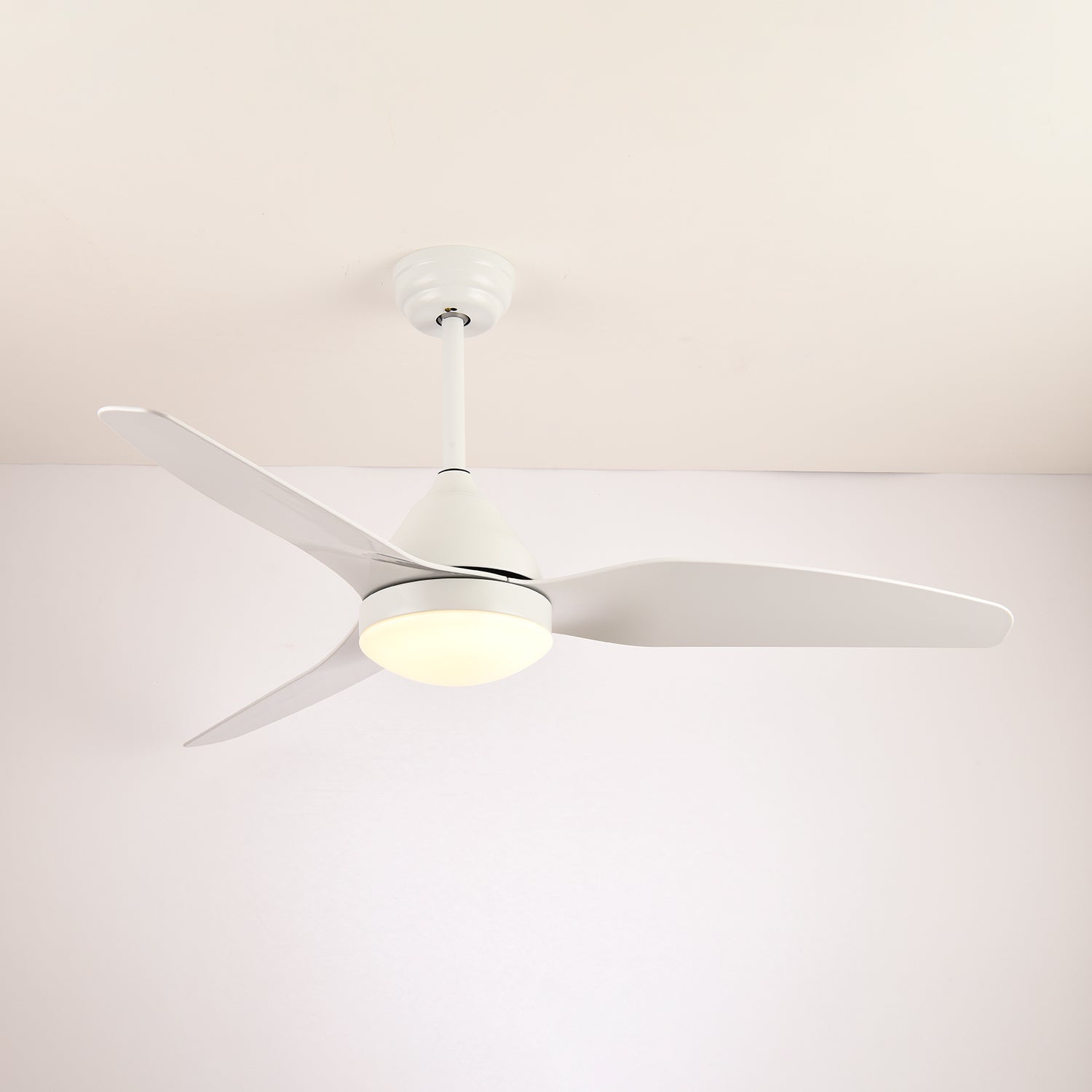 Dettaglio del motore in rame puro e della struttura in metallo del ventilatore da soffitto.