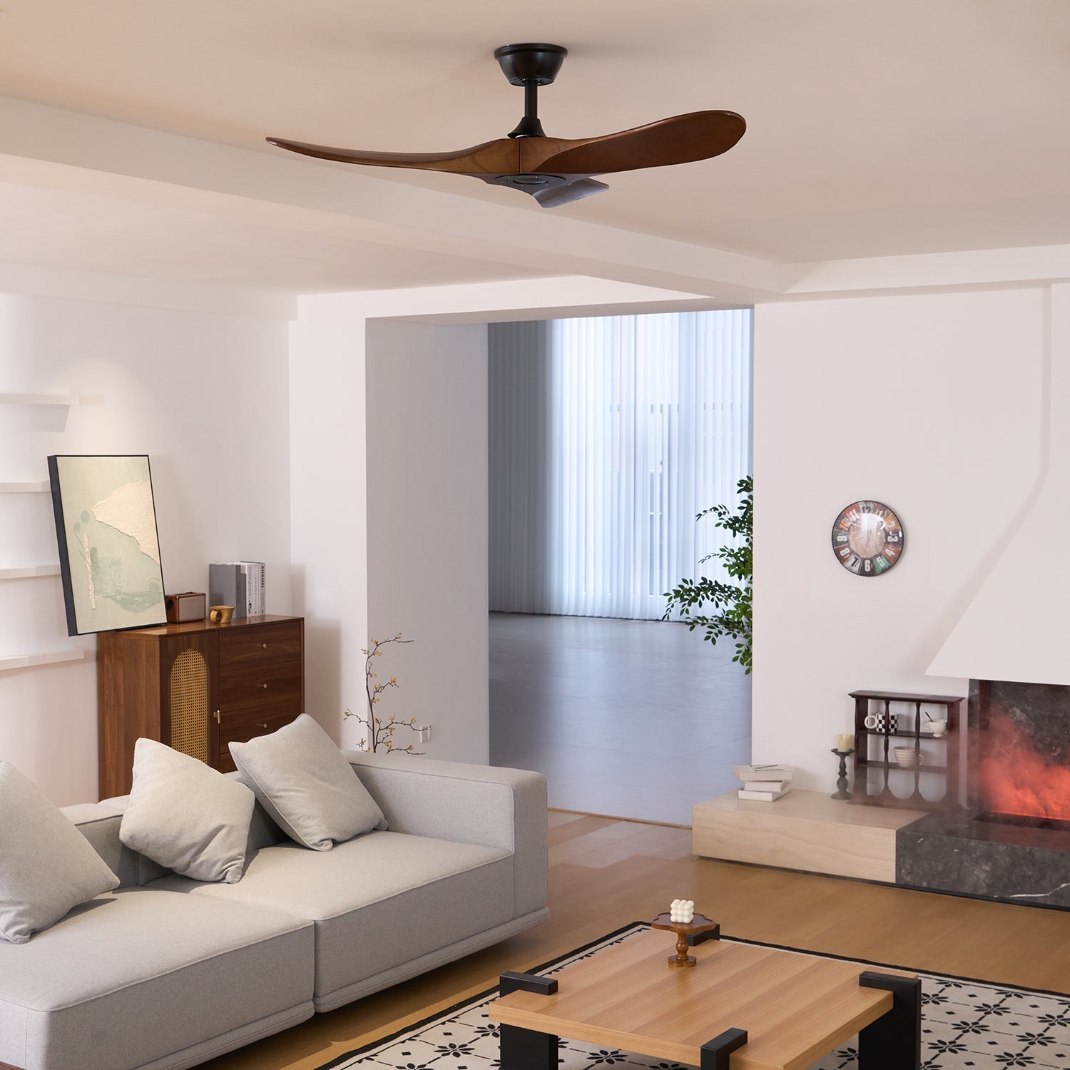 Ventilatore da soffitto Aviona in legno, che evidenzia il motore in rame puro.