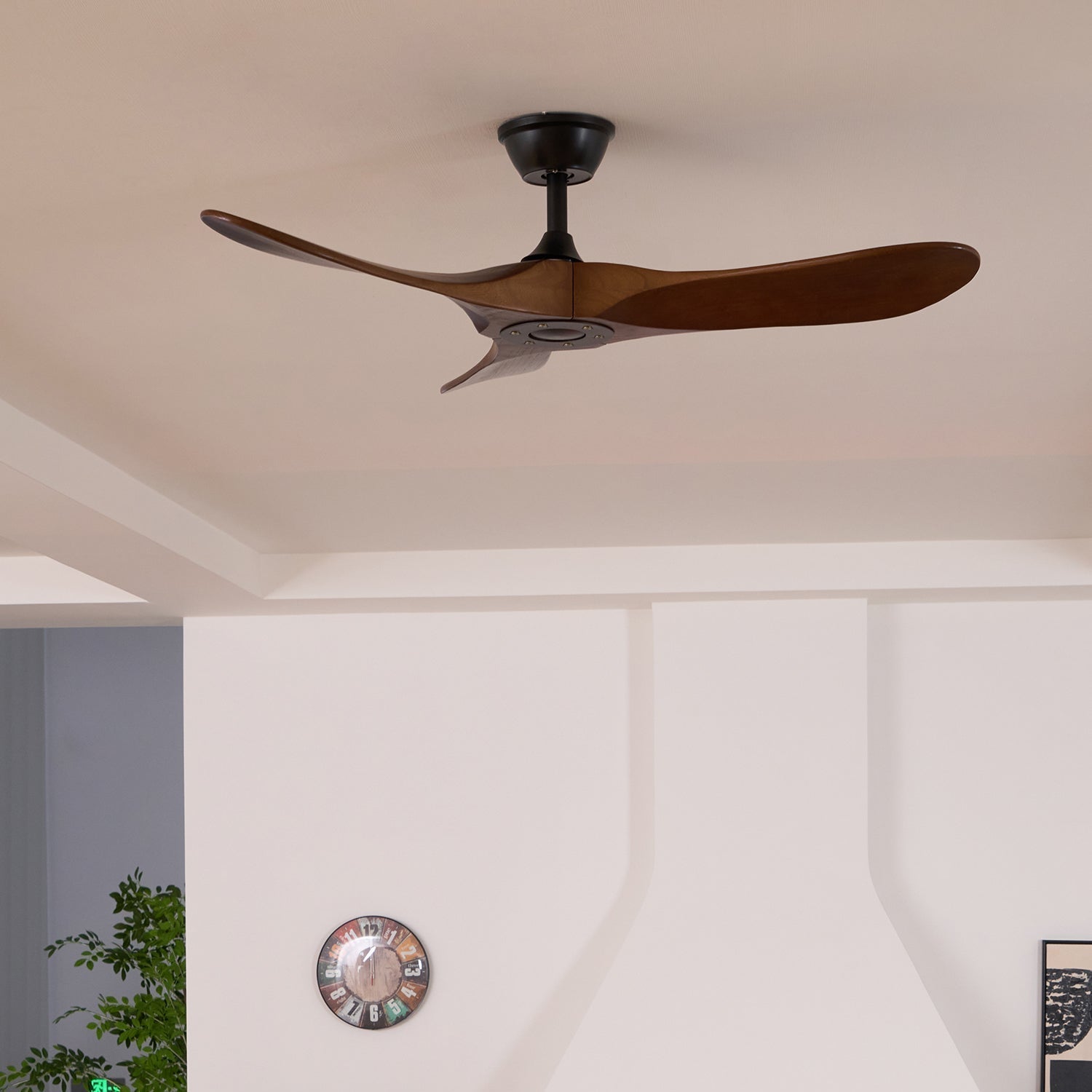 Ventilatore da soffitto Aviona in legno, che illustra il flusso d'aria a 6 velocità.
