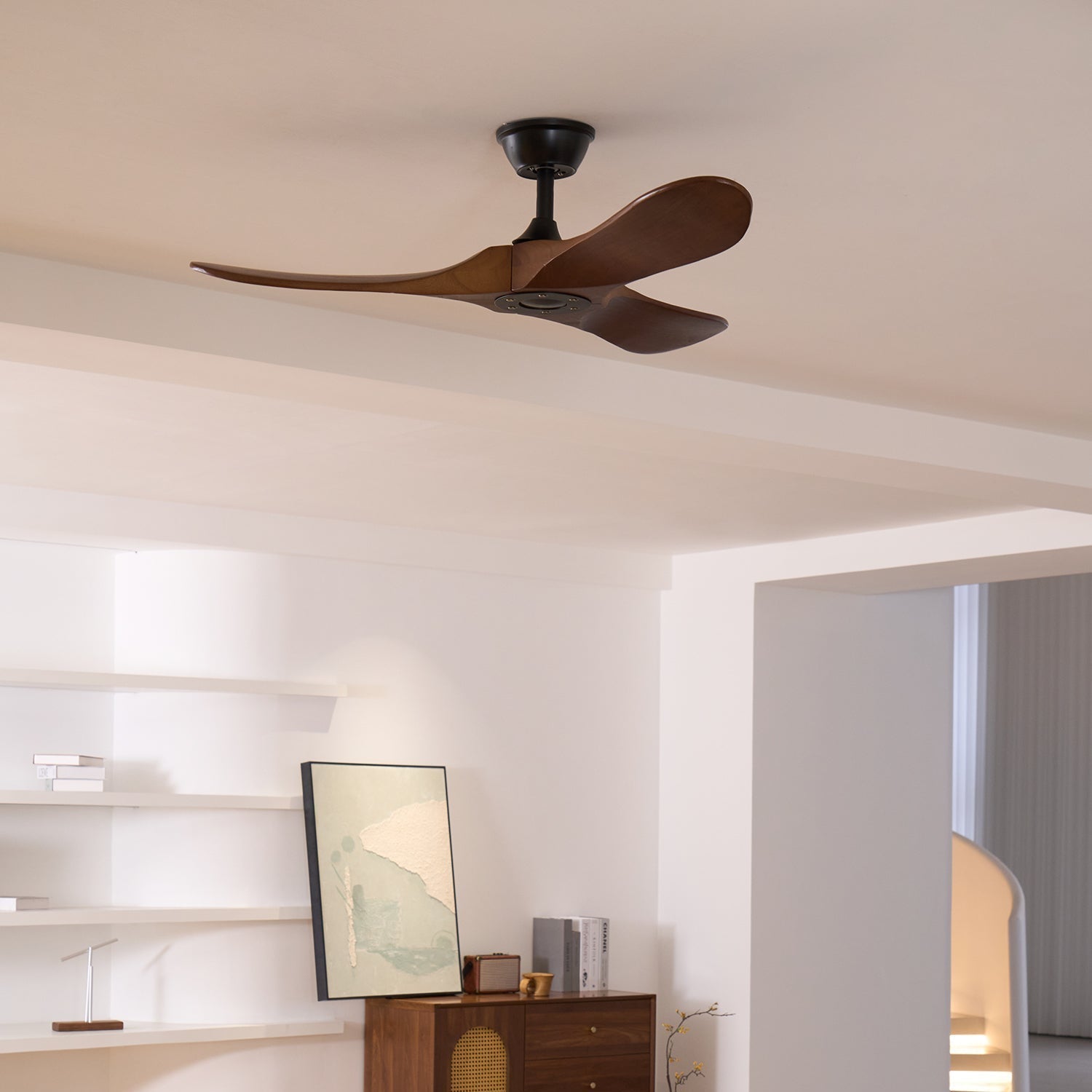Ventilatore da soffitto Aviona in legno con finitura Grana Legno Noce.