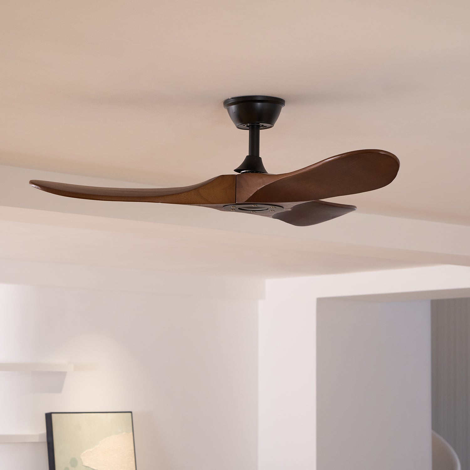 Profilo laterale del ventilatore da soffitto Aviona in legno.