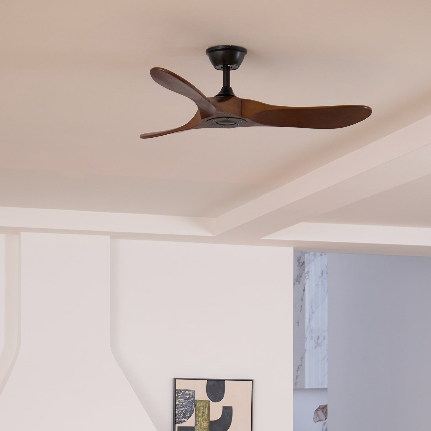 Ventilatore da soffitto Aviona in legno con finitura Bianca.