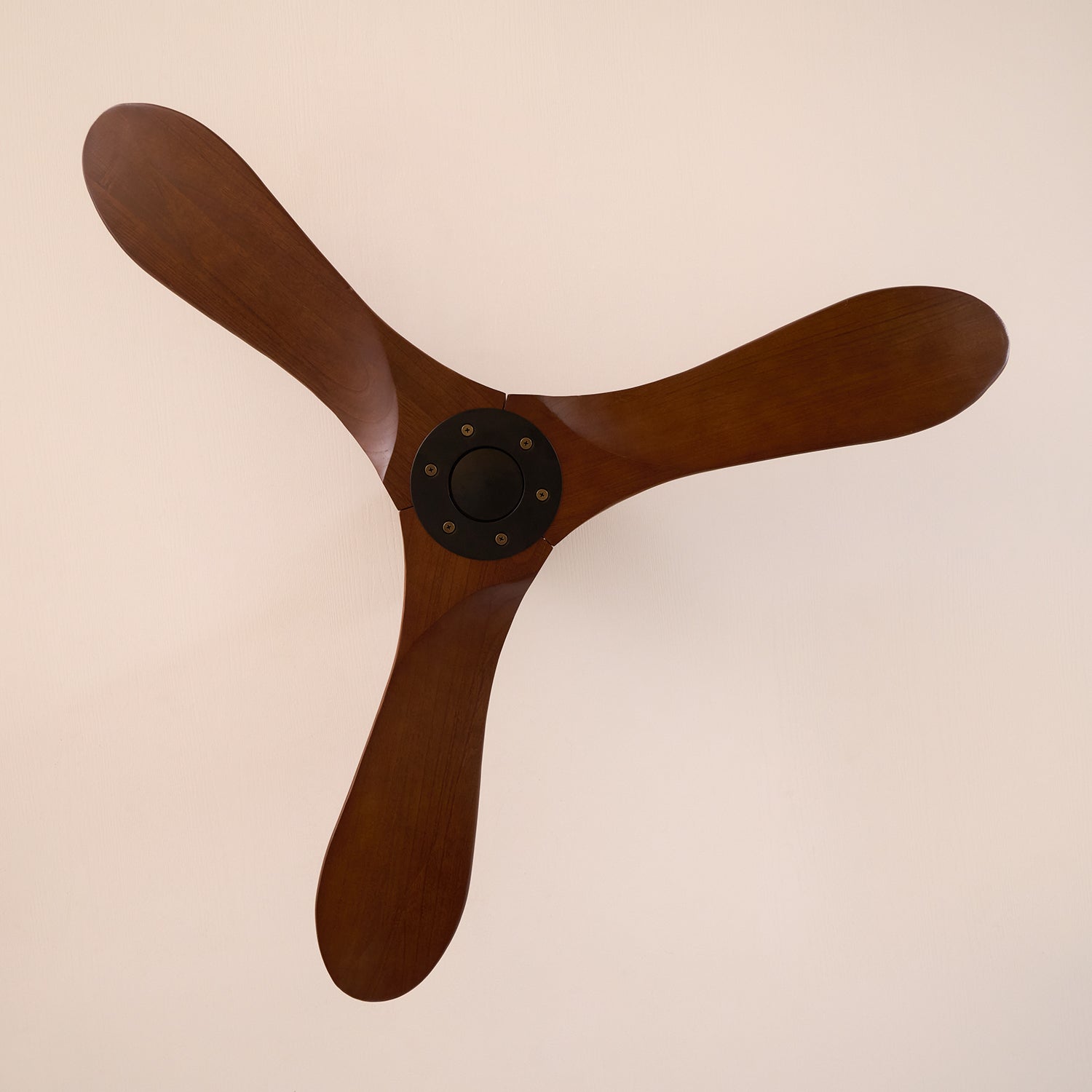Ventilatore da soffitto Aviona in legno, che offre comfort e stile.