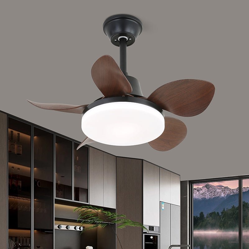 Primo piano delle pale in legno del ventilatore da soffitto Aurefan in legno