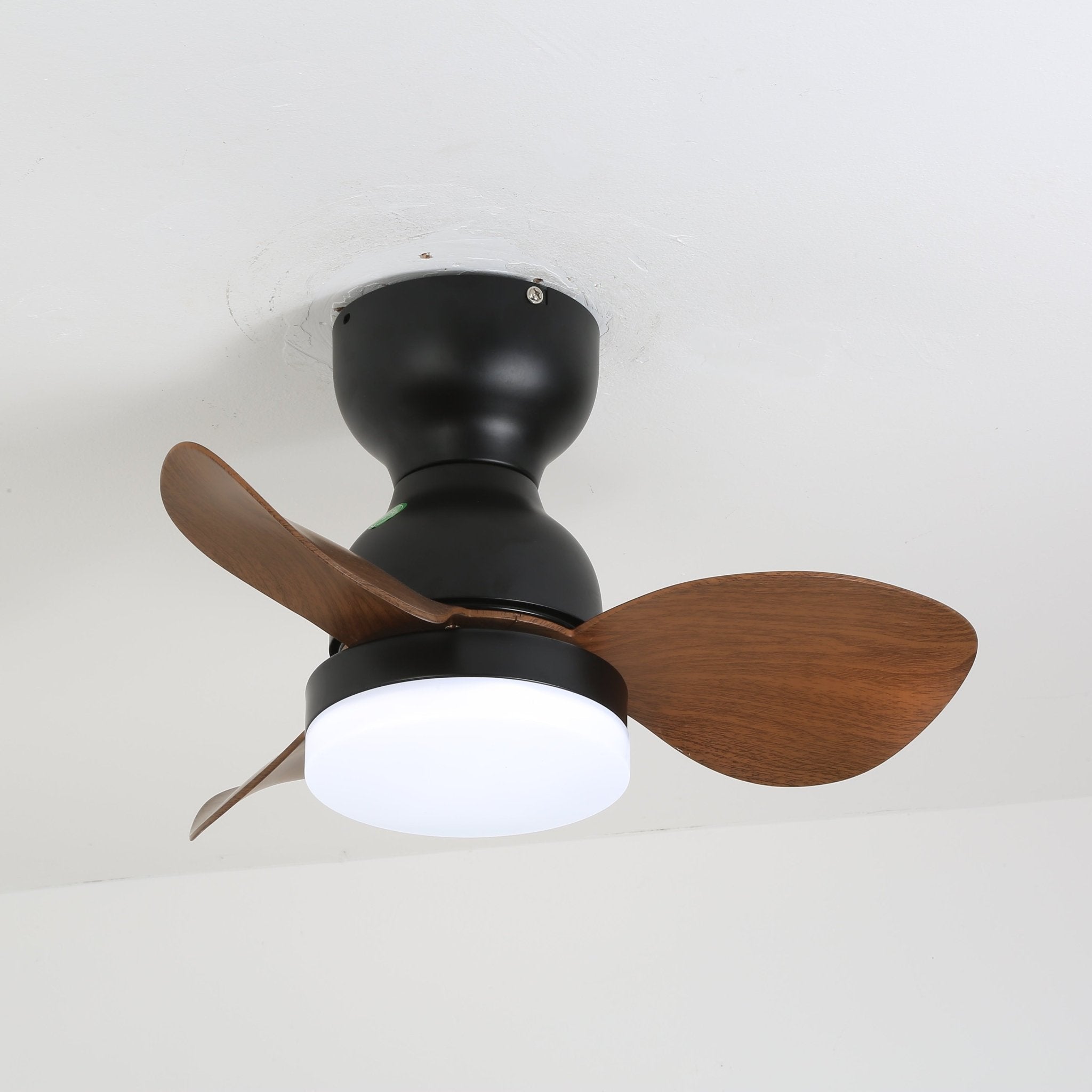 Dettaglio del diffusore in acrilico del ventilatore da soffitto con luce Silas