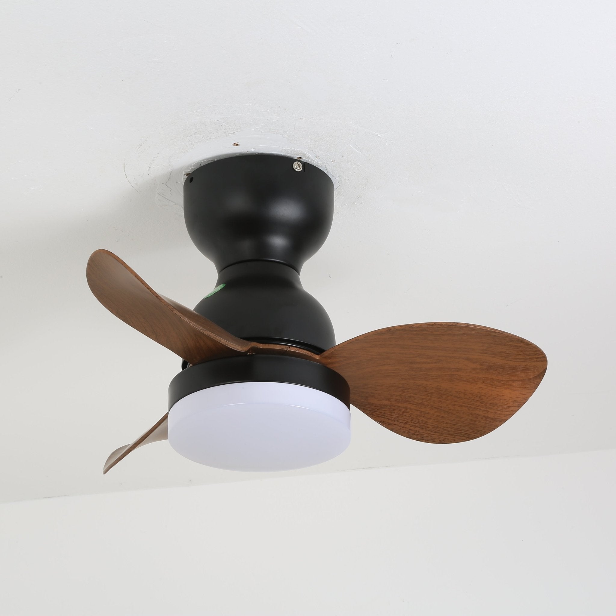 Ventilatore da Soffitto con Luce Silas con ventola in movimento