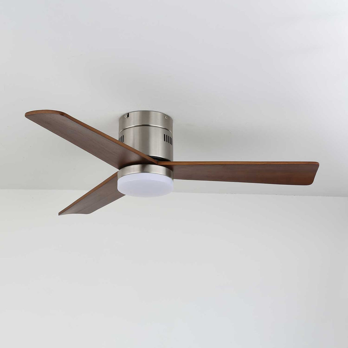 Ventilatore da Soffitto con Luce Eris Minimalista in Legno con finitura del paralume bianca