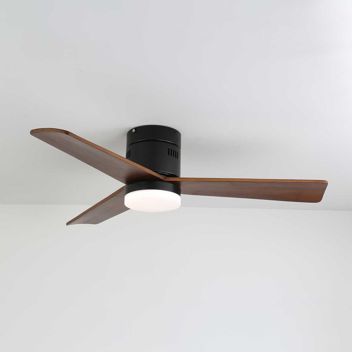 Ventilatore da Soffitto con Luce Eris Minimalista in Legno che mostra le finiture del corpo disponibili