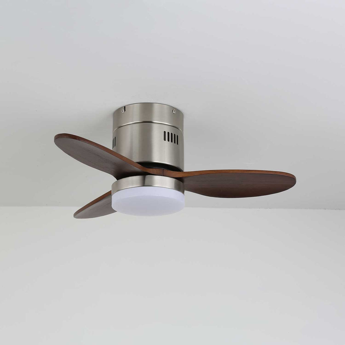Vista dall'alto del Ventilatore da Soffitto con Luce Eris Minimalista in Legno