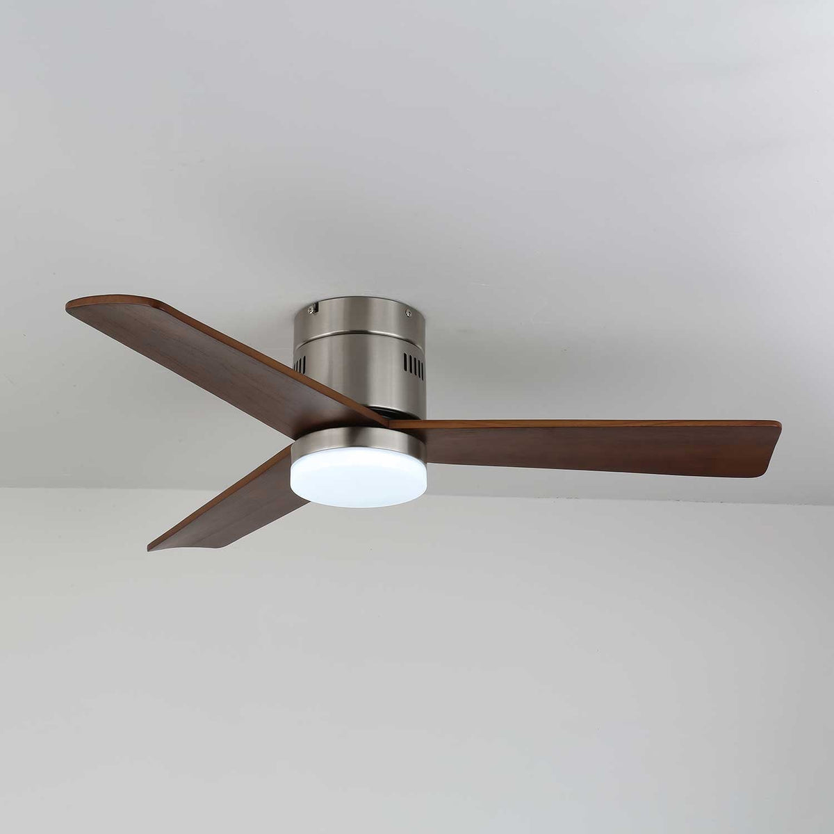 Ventilatore da Soffitto con Luce Eris Minimalista in Legno che evidenzia il suo motore in rame puro