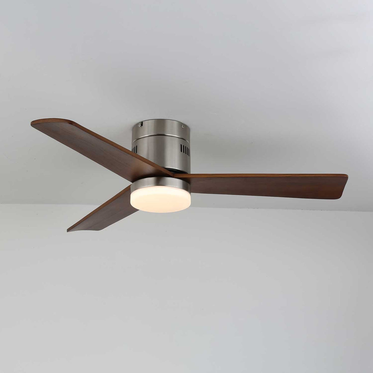 Dettaglio della costruzione del telaio in metallo del Ventilatore da Soffitto con Luce Eris
