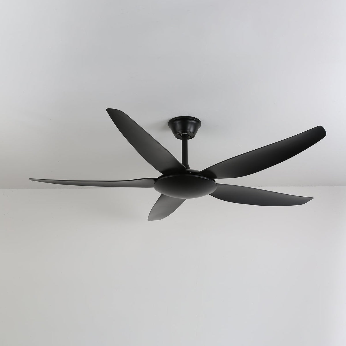 Primo piano del telaio in metallo e delle pale in ABS del ventilatore da soffitto Onyxa