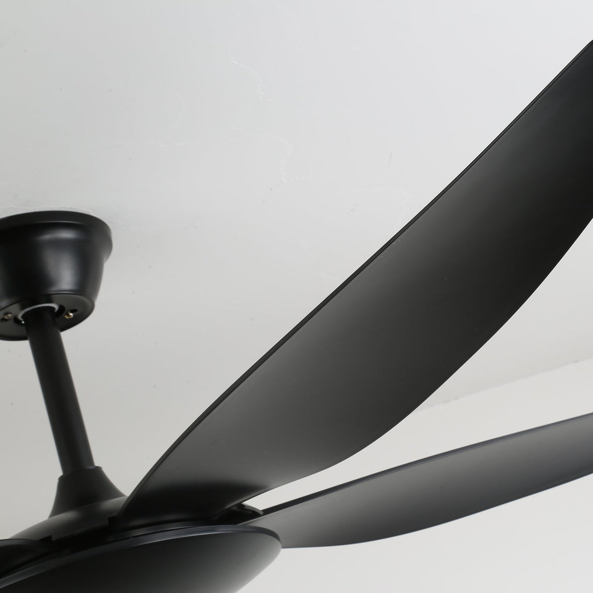 Vista laterale del ventilatore da soffitto minimalista nero Onyxa