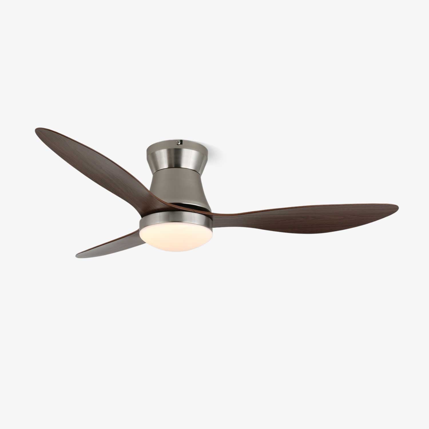 Ventilatore da soffitto moderno Zerath in legno con luce, corpo nichelato e pale in legno di noce