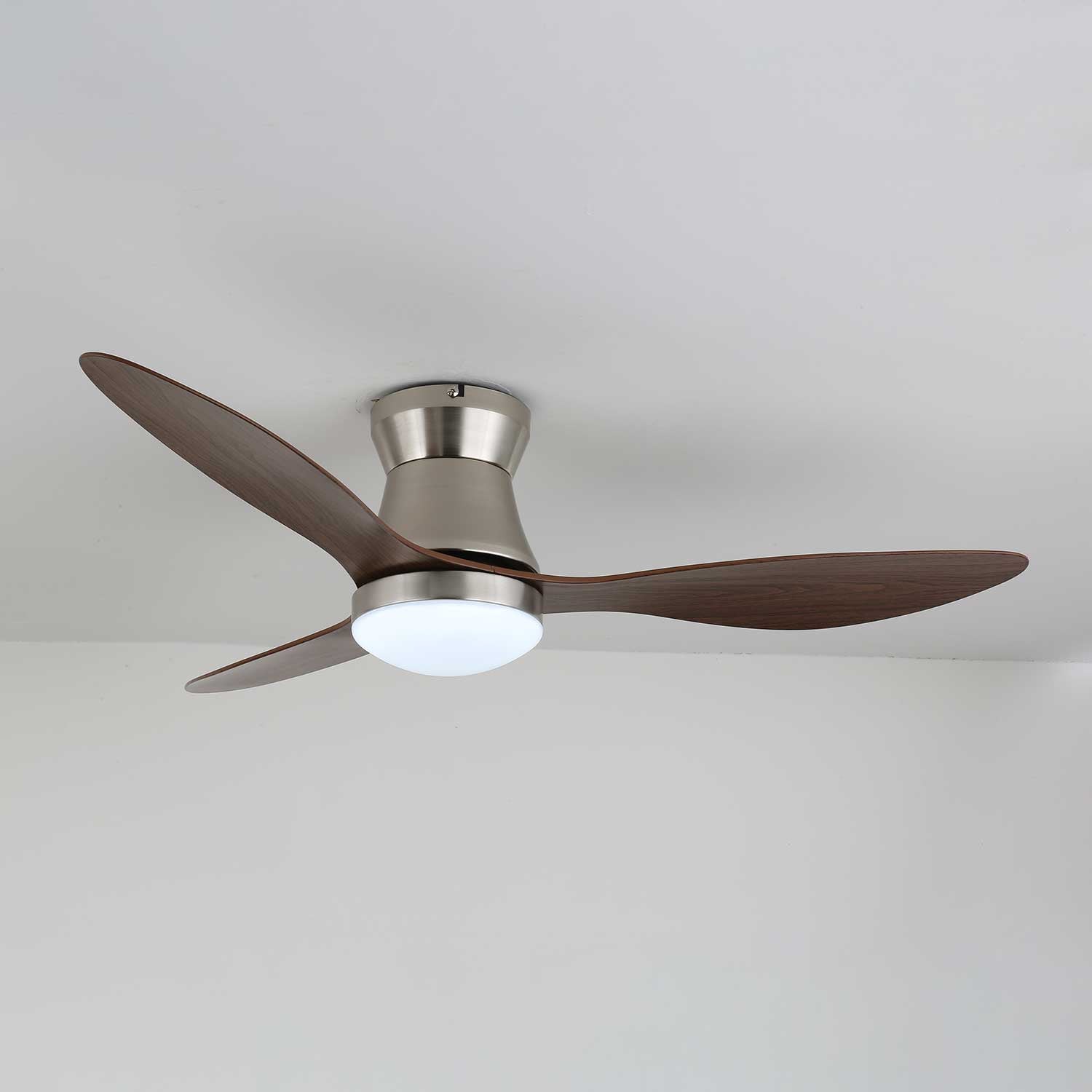 Vista laterale del ventilatore da soffitto moderno Zerath con luce e telecomando
