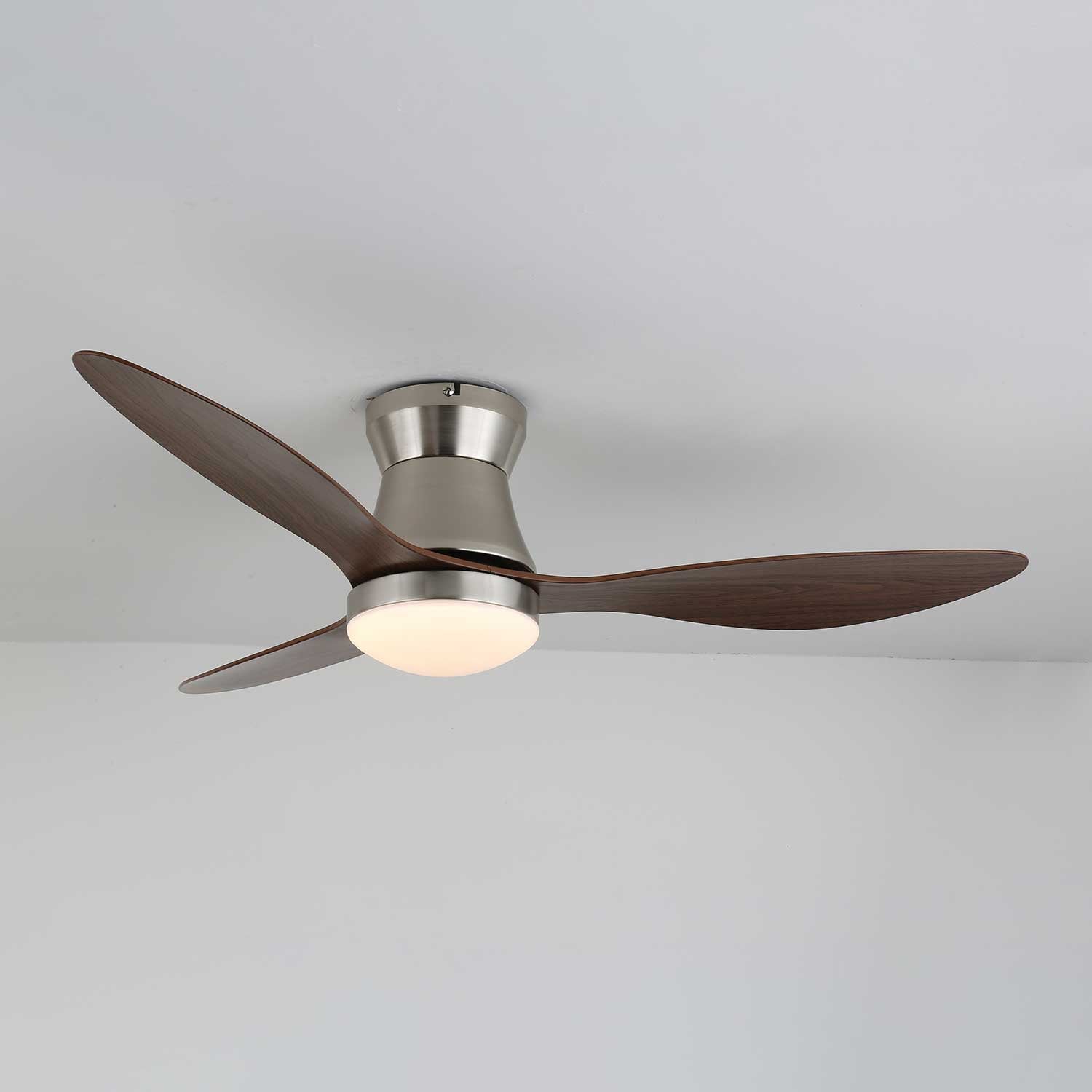 Ventilatore da soffitto Zerath con luce installato in un moderno soggiorno