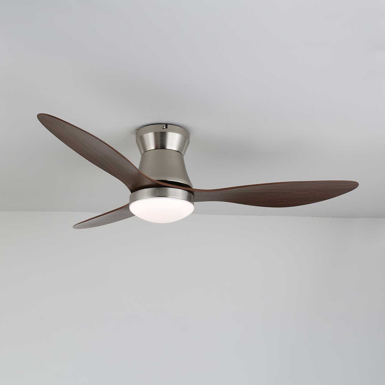 Primo piano delle pale in legno di noce e della struttura in metallo del ventilatore con luce