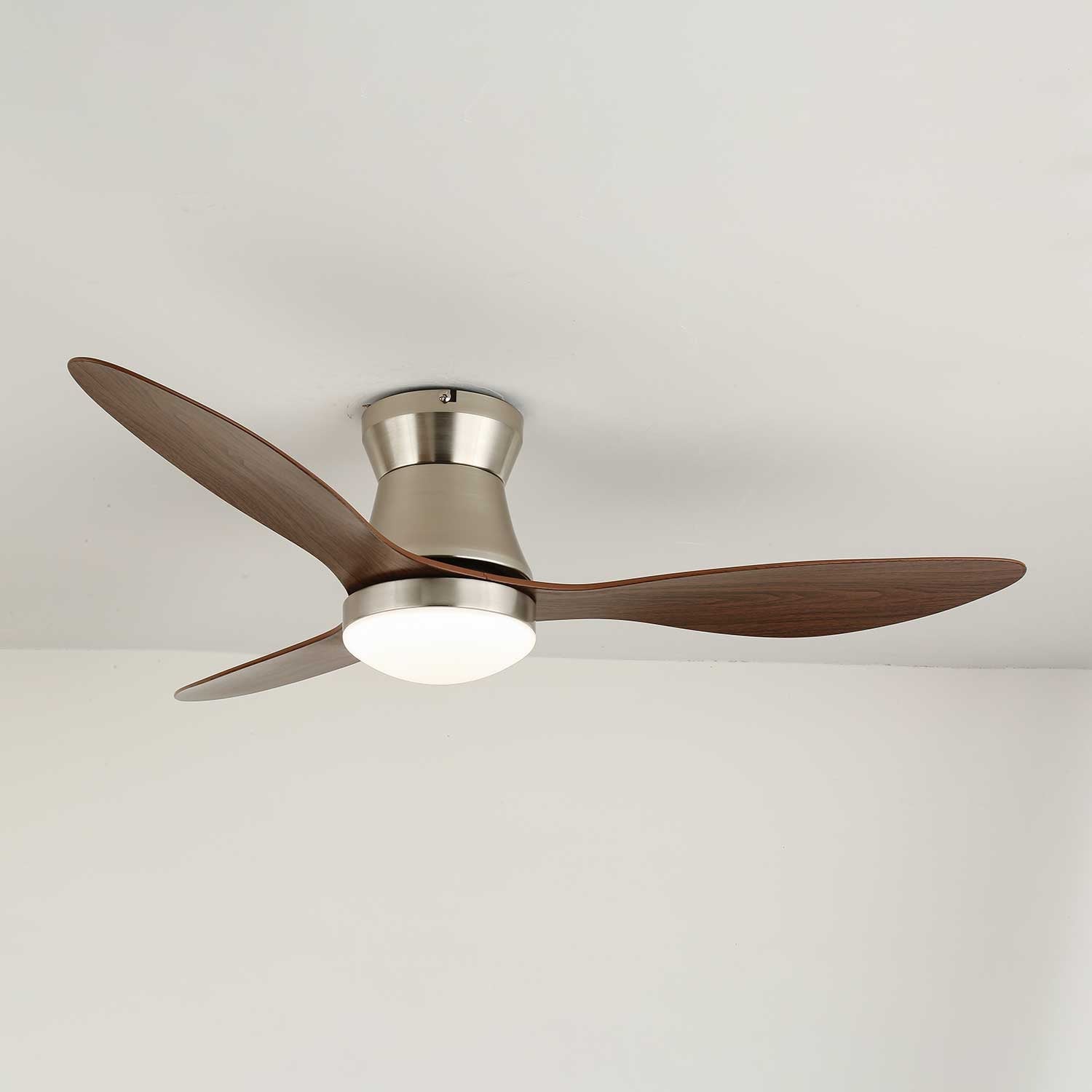Ventilatore da soffitto moderno Zerath in legno con luce da un'angolazione diversa