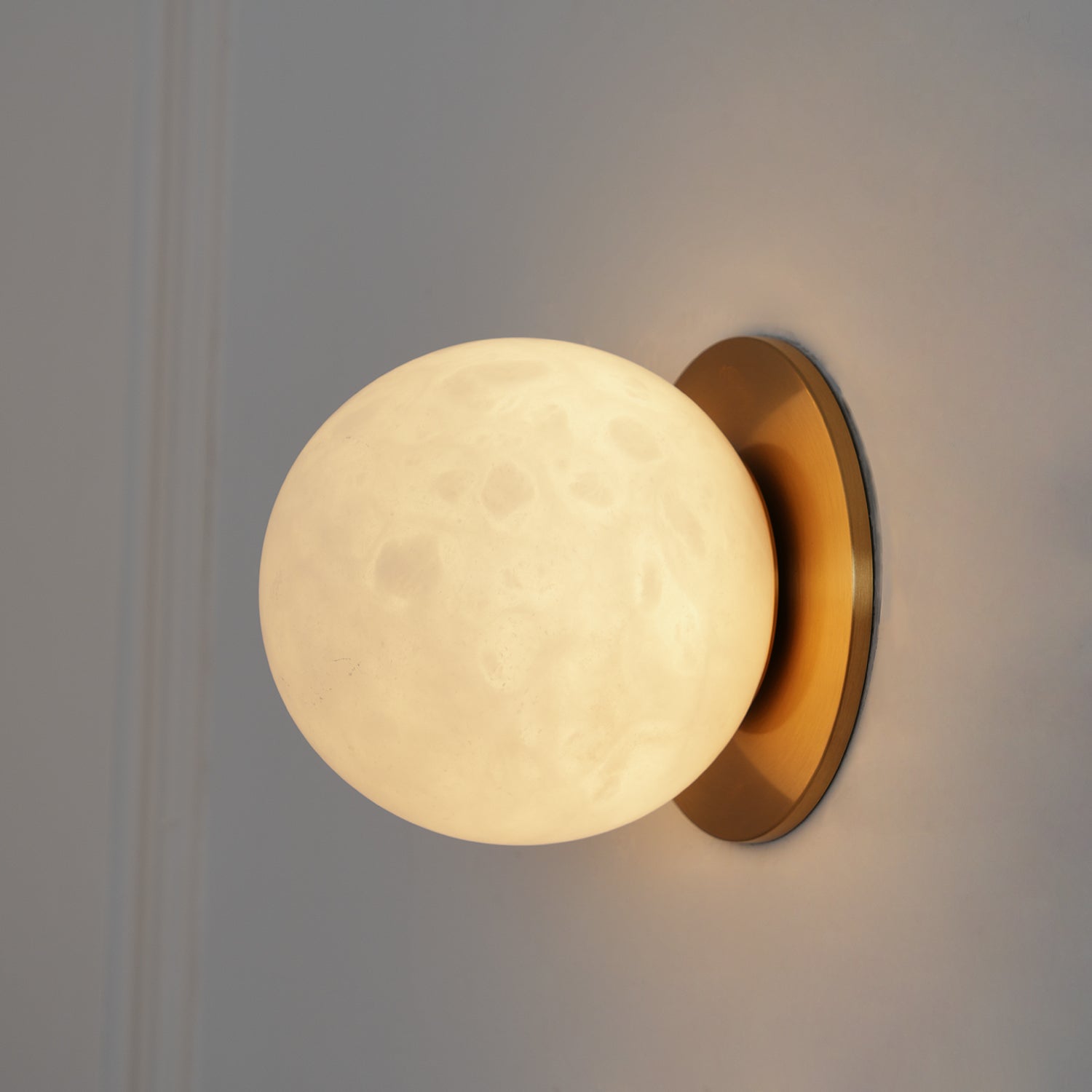 Vevinir Alabaster Globe Wall Light - Neutralighting