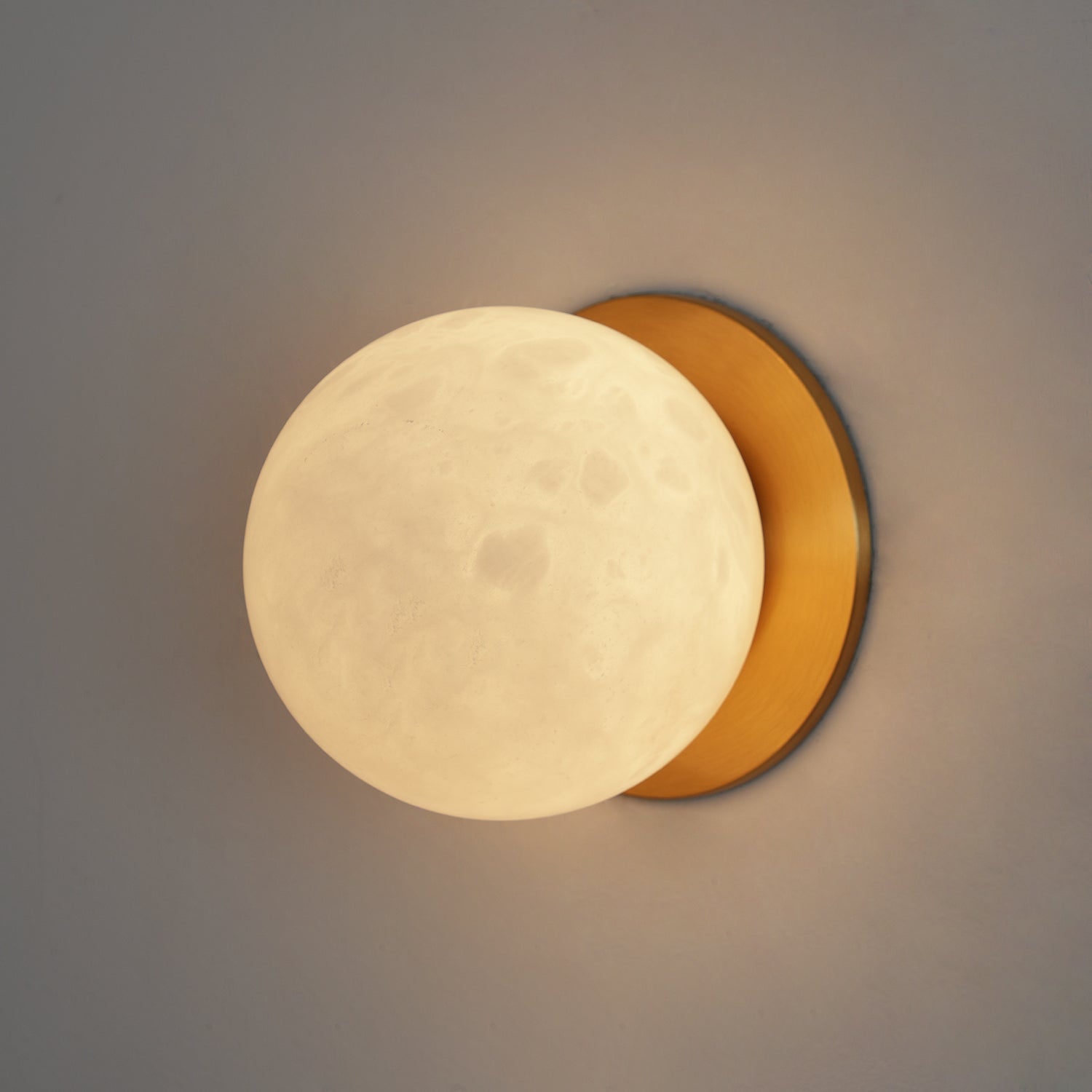 Vevinir Alabaster Globe Wall Light - Neutralighting