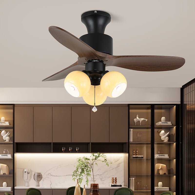 Dettaglio del telaio in metallo e delle pale in ABS del ventilatore da soffitto Veloria con luce