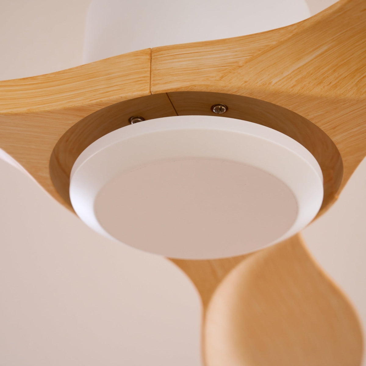 Ventilatore da soffitto Meren Minimalista in Legno installato su un soffitto