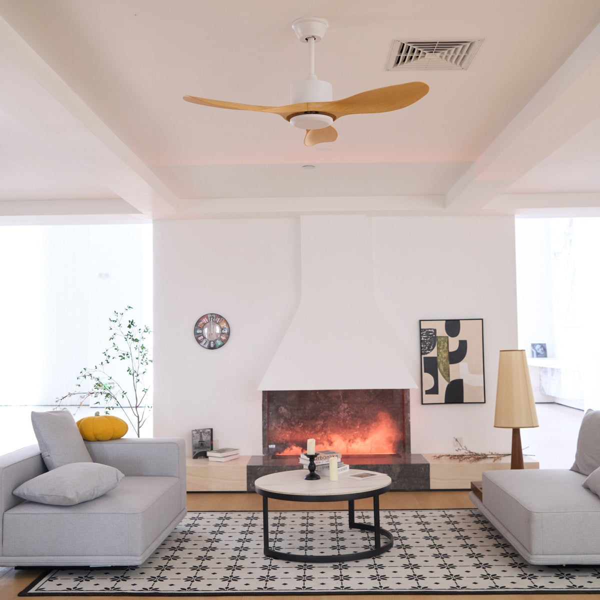 Primo piano delle pale del ventilatore da soffitto Meren Minimalista in Legno