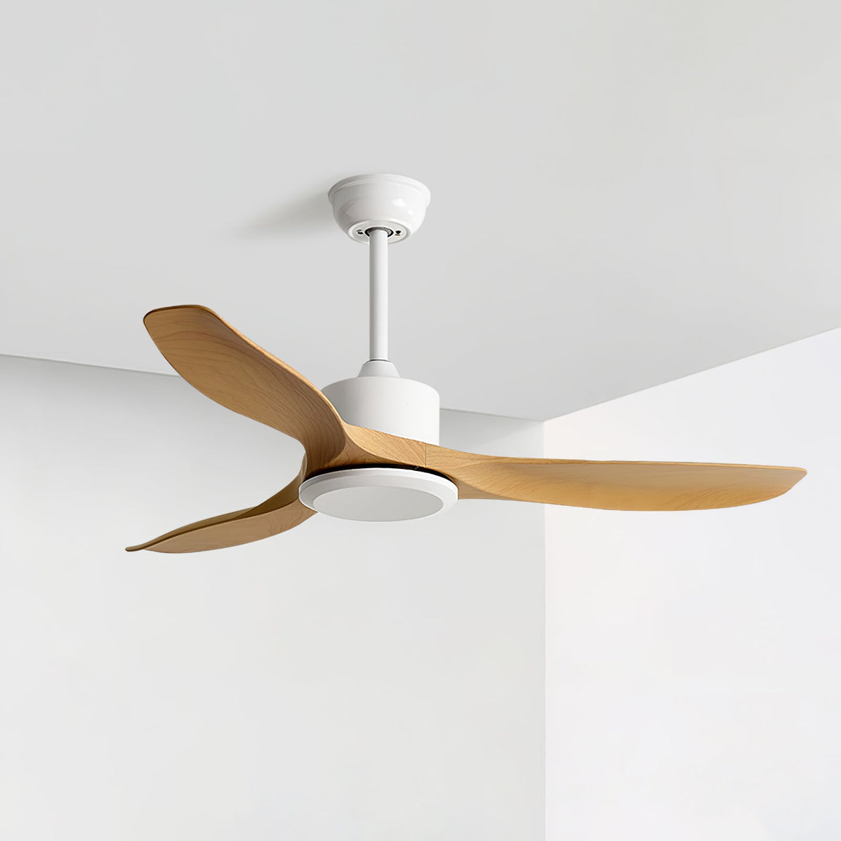 Ventilatore da soffitto Meren Minimalista in Legno da un'angolazione bassa