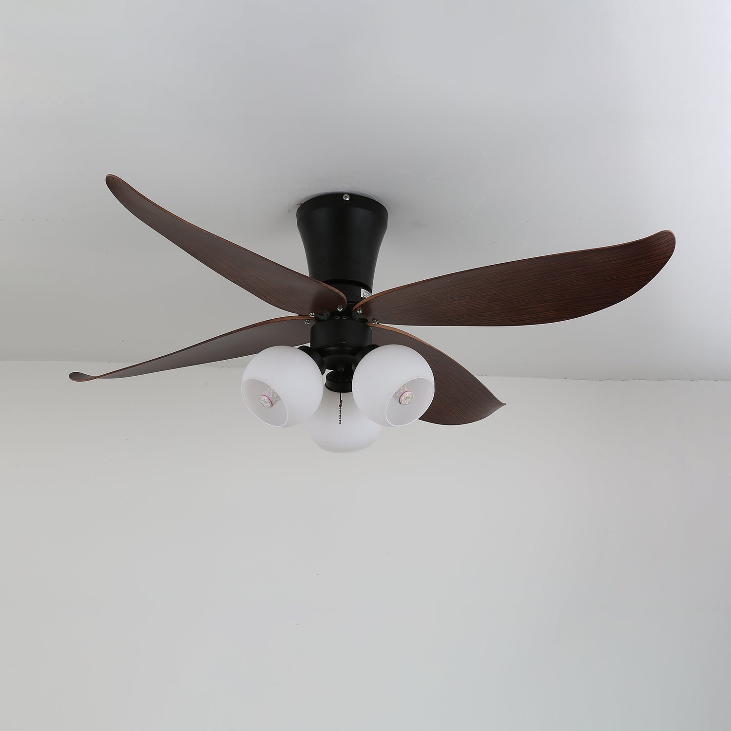 Ventilatore da soffitto Lunair vintage che mostra la finitura in legno di noce