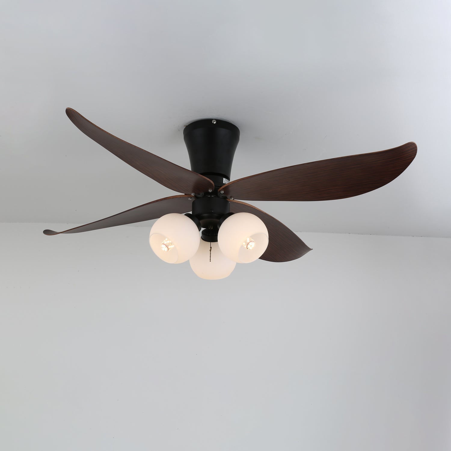 Ventilatore da soffitto Lunair vintage che mostra l'opzione vetro ambra