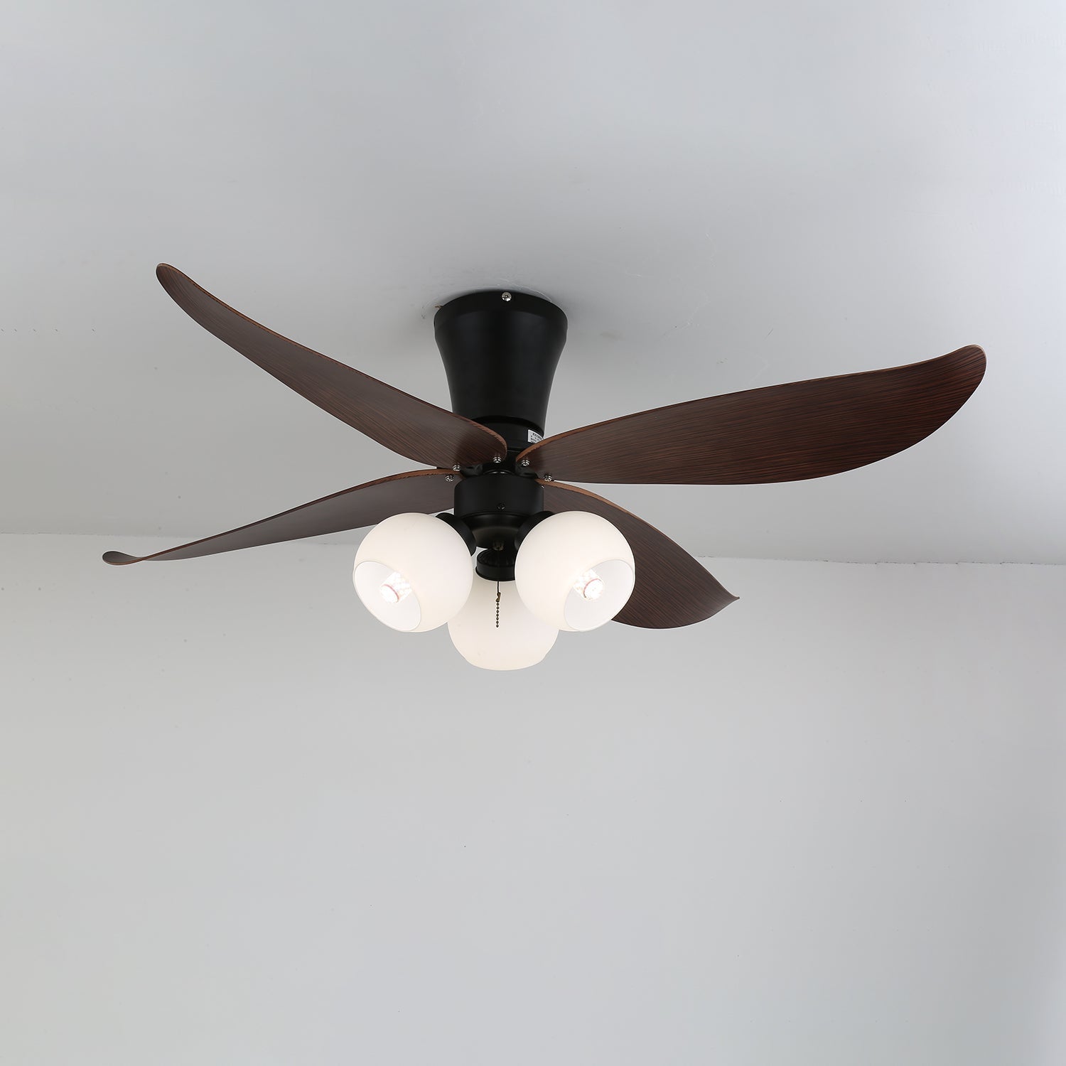 Vista laterale del ventilatore da soffitto Lunair vintage in legno e vetro