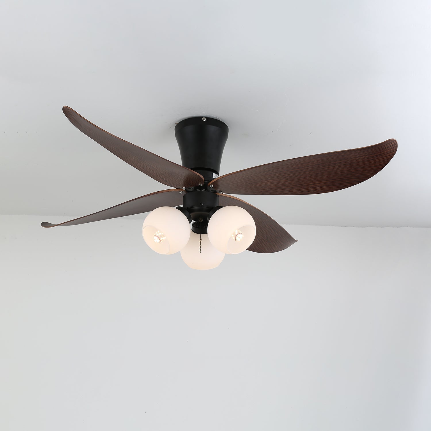 Vista dall'alto del ventilatore da soffitto Lunair vintage in legno e vetro