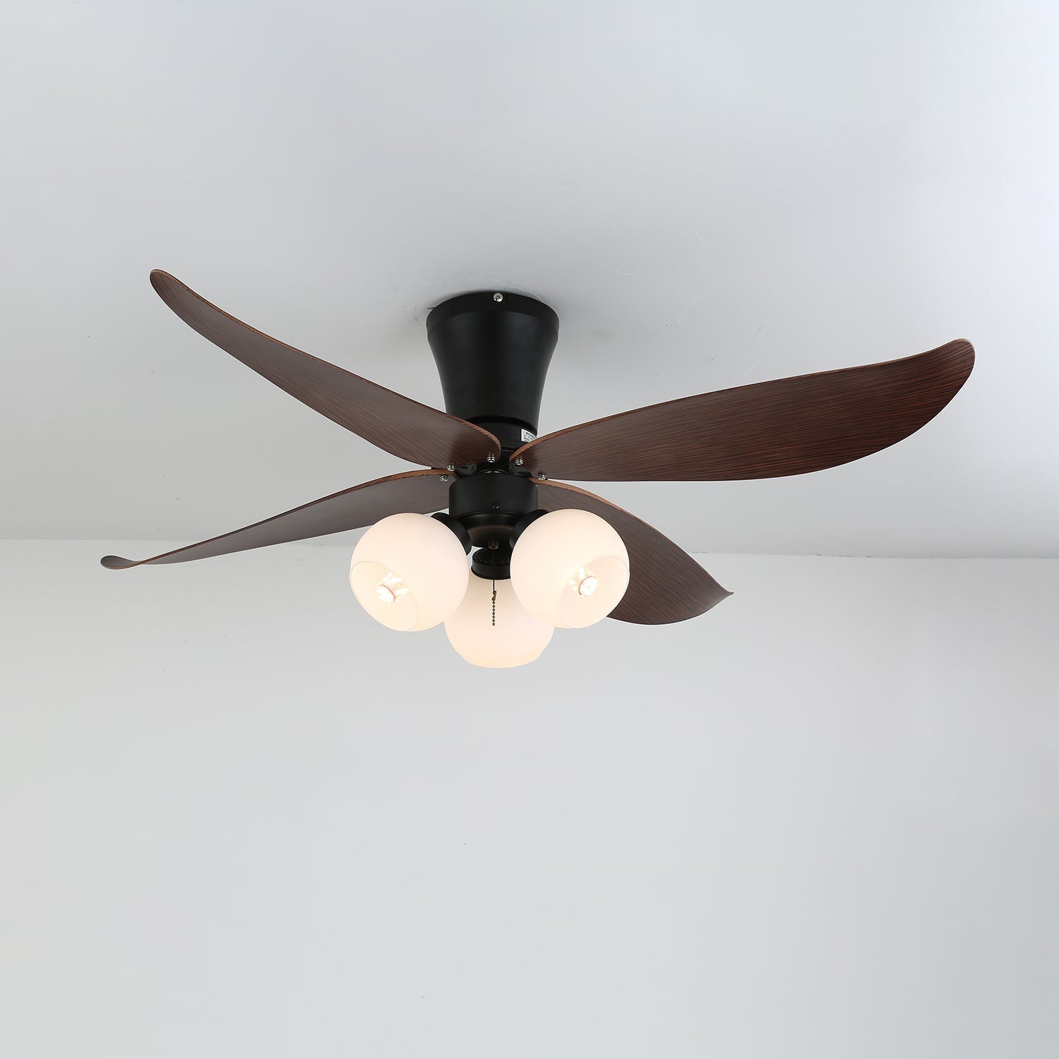 Ventilatore da soffitto Lunair vintage con luce accesa
