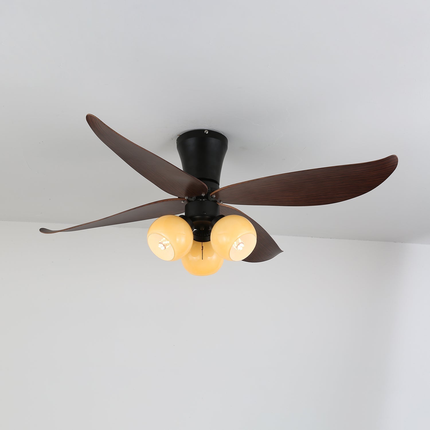 Vista dettagliata della struttura in metallo del ventilatore da soffitto Lunair vintage